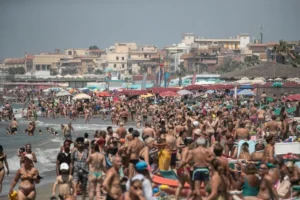 crowd-of-tourists-on-italian-beach-during-heatwave